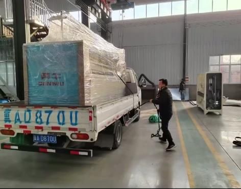 大棚棉被第四條生產(chǎn)線，三米棉被機(jī)到廠進(jìn)行安裝調(diào)試
